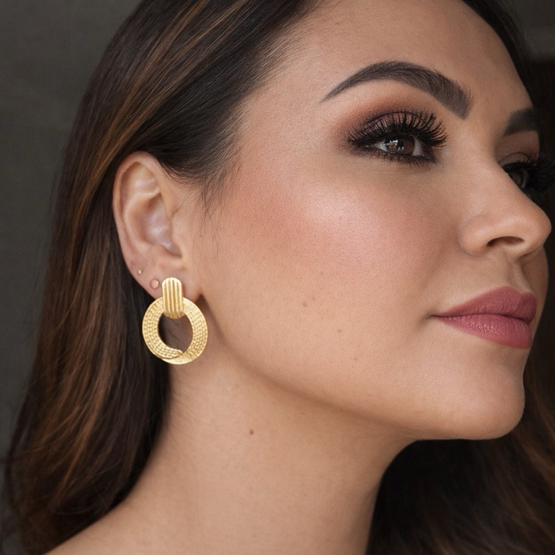 Brinco Dourado Texturizado Folheado em Oferta na Shopee