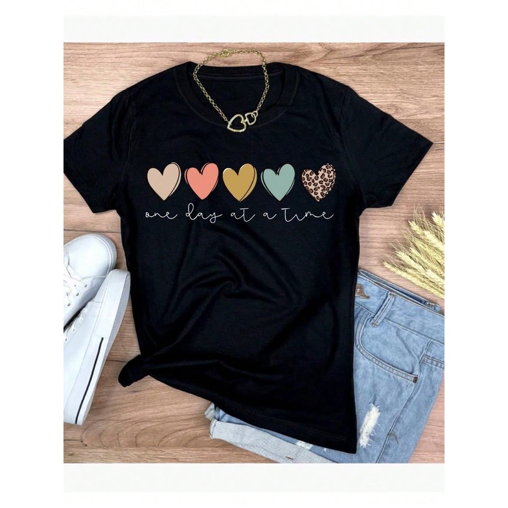 Camiseta Feminina Corações Coloridos Estampa T-Shirt 100% Algodão Confortável e Estilosa