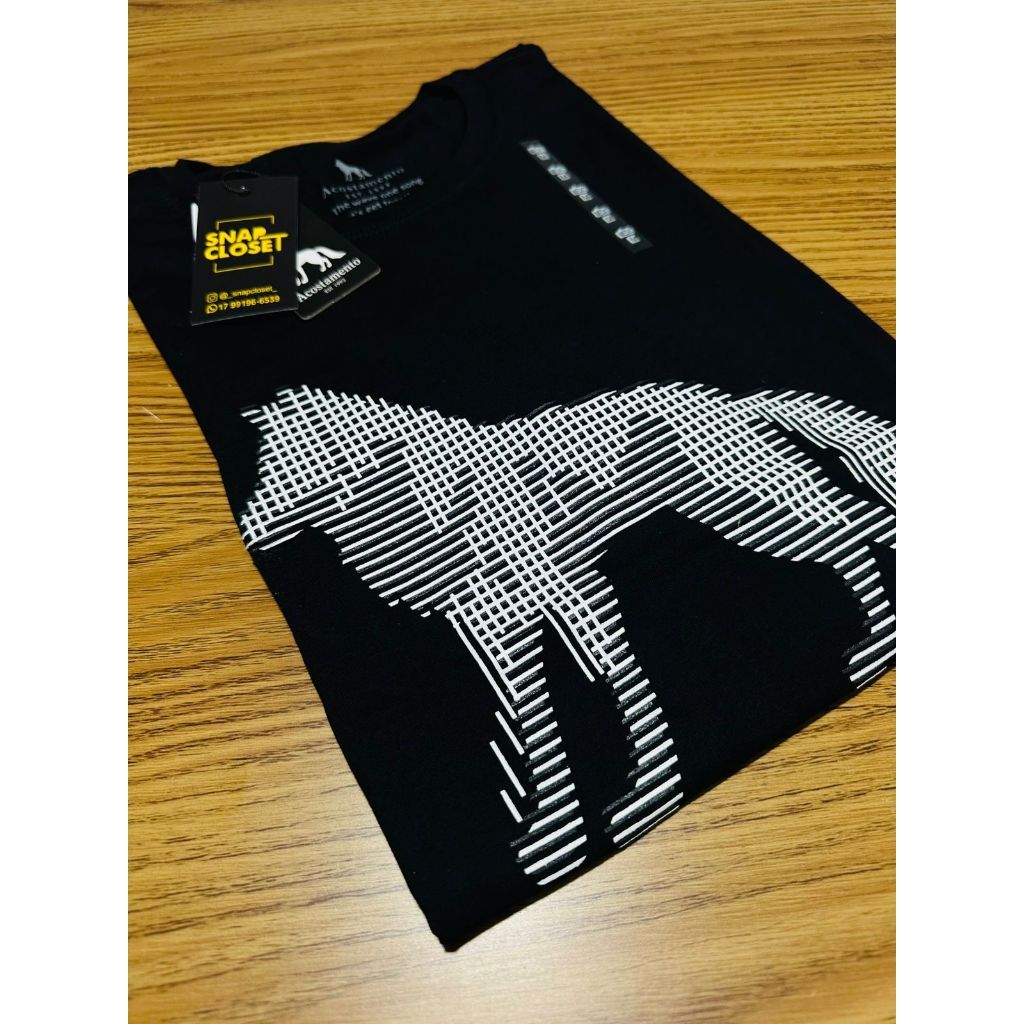 Camiseta estampada na frente com lobo quadriculado