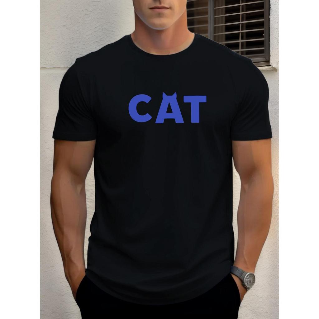 Camiseta Masculina Estampada - Letras CAT em Azul Intenso, Camiseta Preta | Corte Regular para Uso Diário | Lavável na M