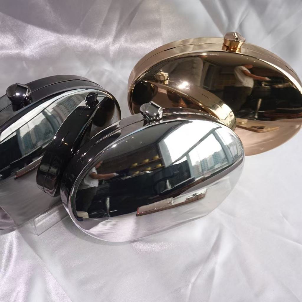 Bolsa Clutch Metálica Espelhada em Formato de Oval para Festas com Elegância e Estilo