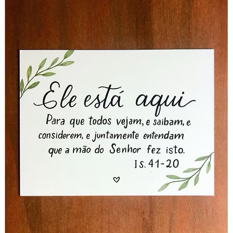 Plaquinha Decorativa Festa Casamento Ele está aqui Frase Isaías 41-20 Peça Mdf