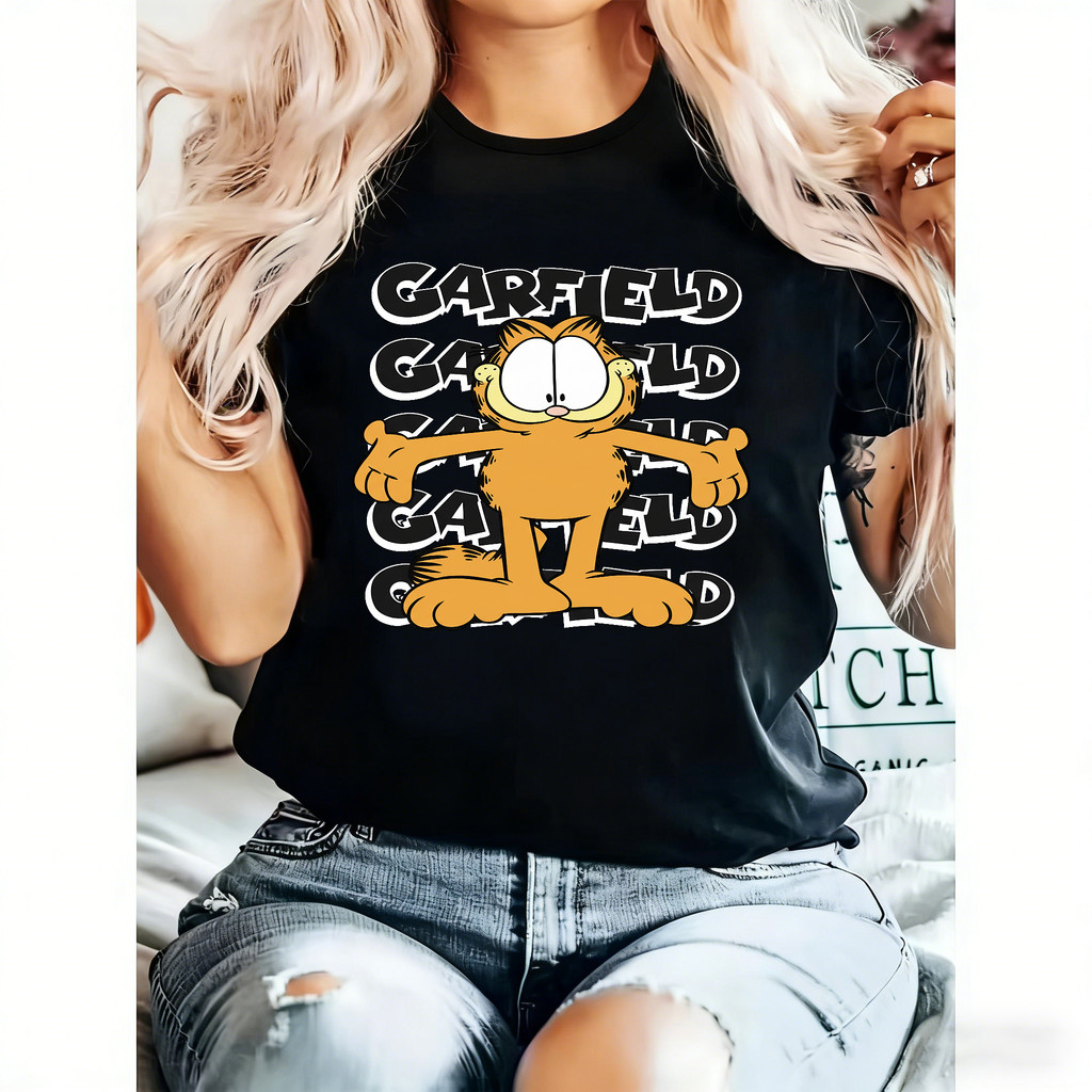 Camiseta Feminina Personagem Garfield Amarelo e Laranja Estampa Com Fundo Branco e Letras Pretas Confortável Fofa Tendên
