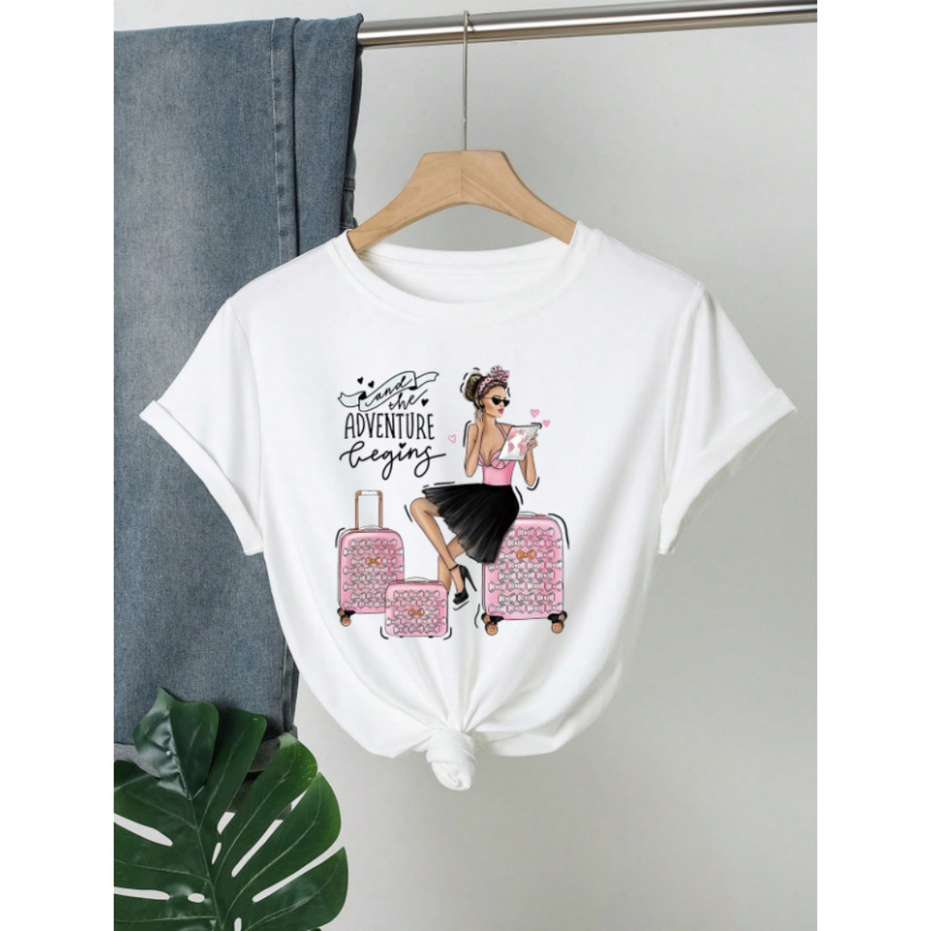 Camiseta da Moda Feminina Folgada em Puro Algodão Estampa de Um Ícone da Moda Viajante e a Frase "a Aventura Começa — R$ 39,58 em Shopee