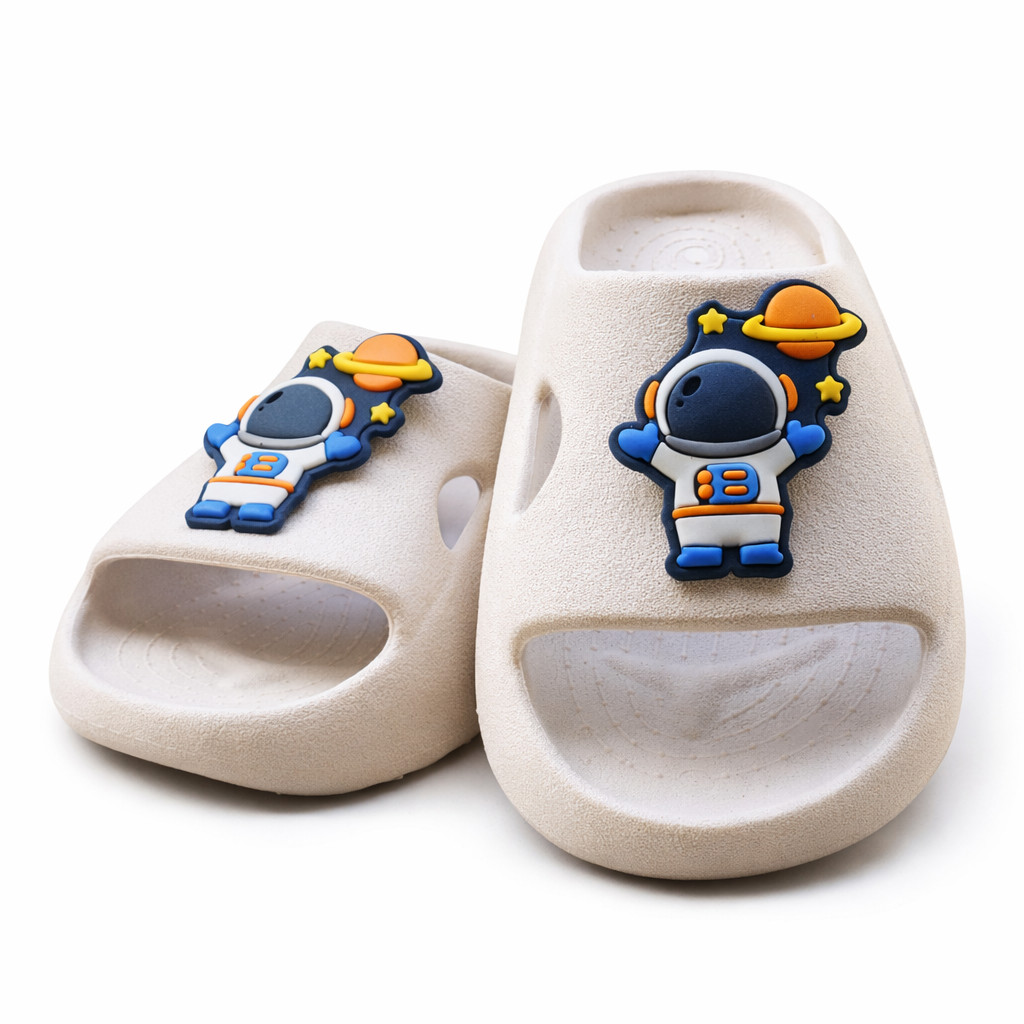 Chinelo Infantil Unissex Nuvem Slide Enfeite Astronauta Espaço Sideral Casual Macio Antiderrapante