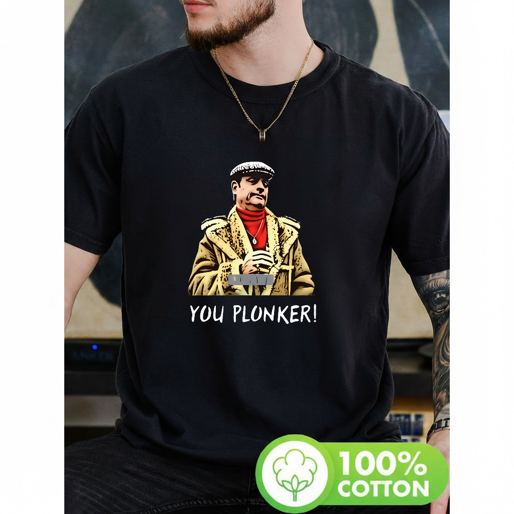Camiseta Personagem Animado Jaqueta Pelucia Rosto Sério Divertida Atemporal Estilosa Tendência