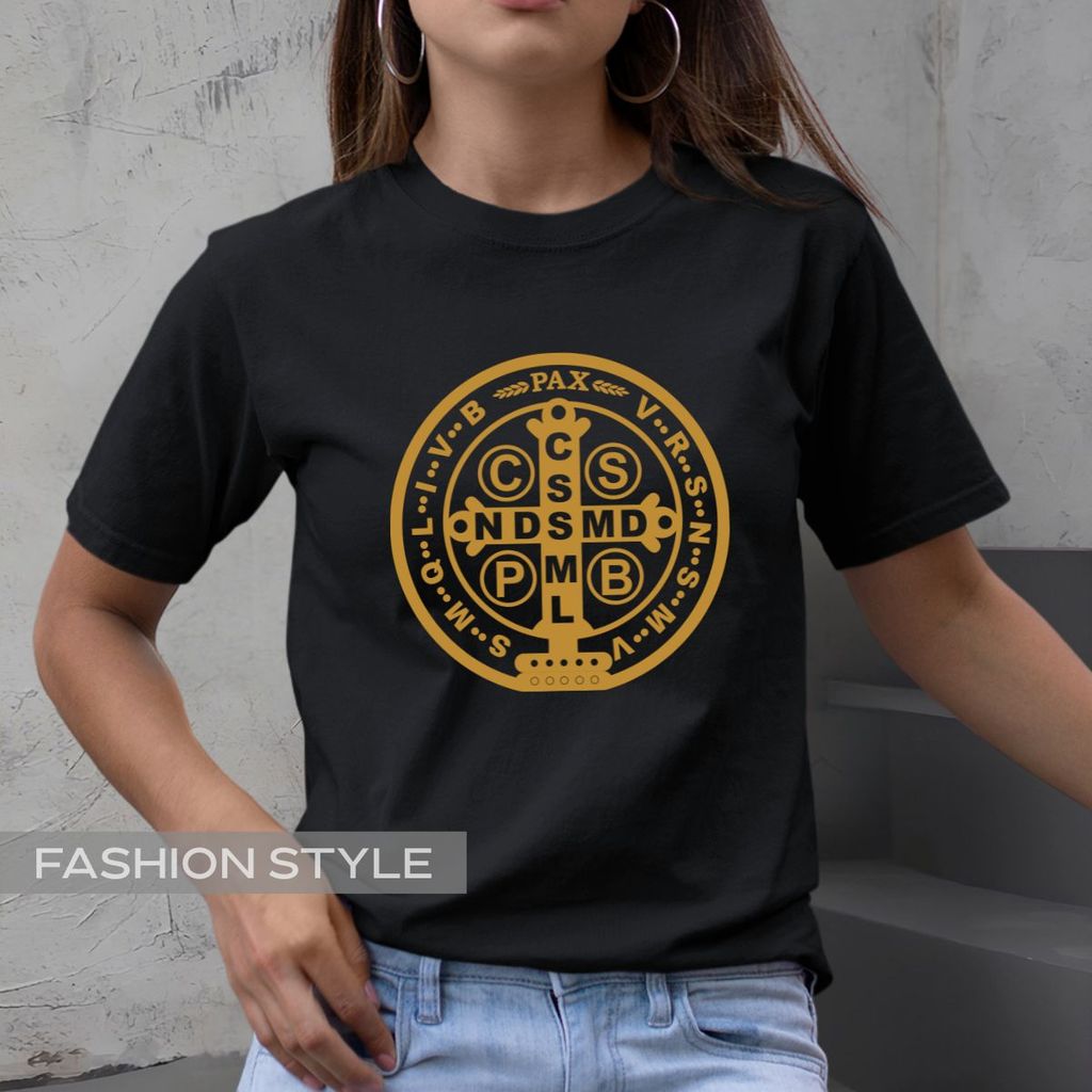 Camiseta Babylook Medalha de São Bento Dourada Amuleto de Proteção Exorcismo Oração São Bento Contra o Mal