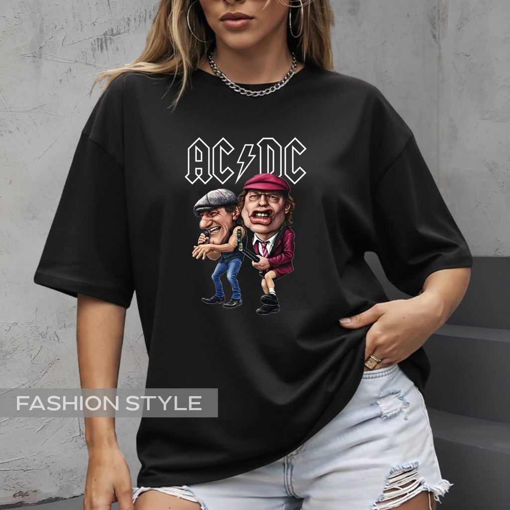 Camiseta AC/DC Caricatura Angus Young Brian Johnson Rock N Roll Heavy Metal Estampa Engraçada Banda Retro Geek Premium