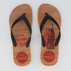Chinelo Coca Cola Wood Bottle Caramelo e Preto