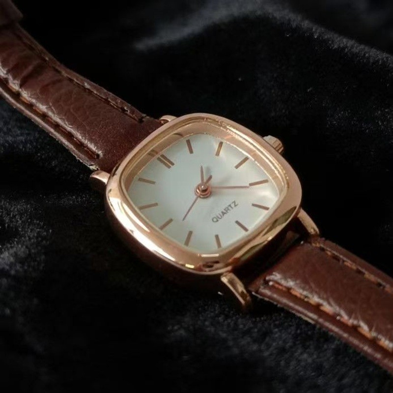 Um relógio feminino moderno com pulseira retrô quadrada de couro marrom ideal para uso diário