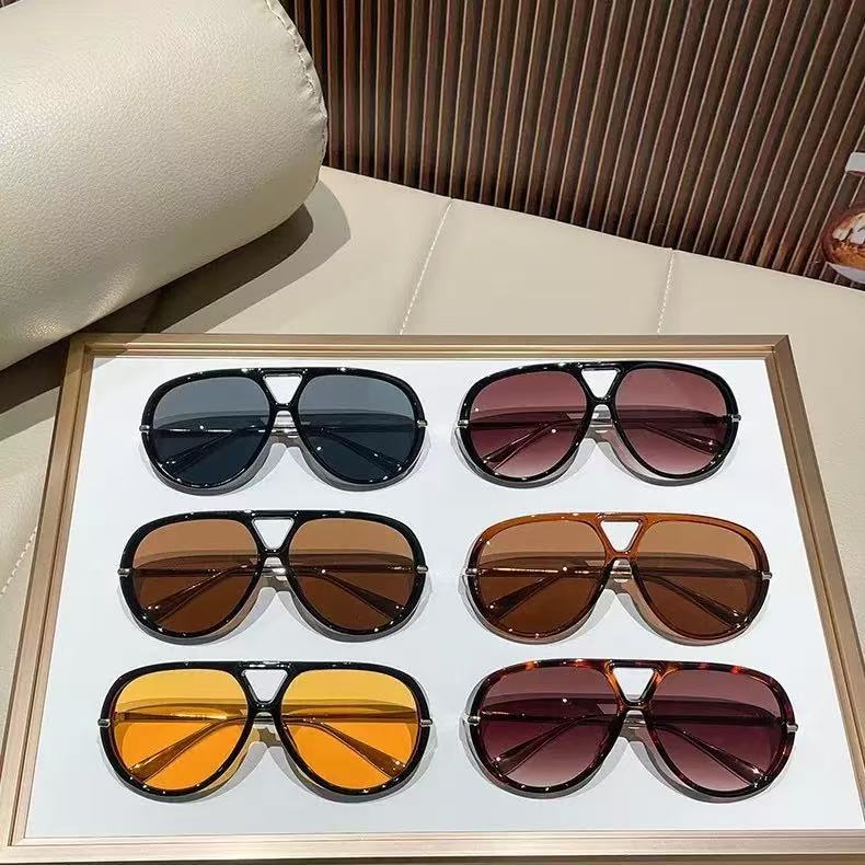 Novos e elegantes óculos de sol femininos com ponte dupla  100 em Oferta na Shopee