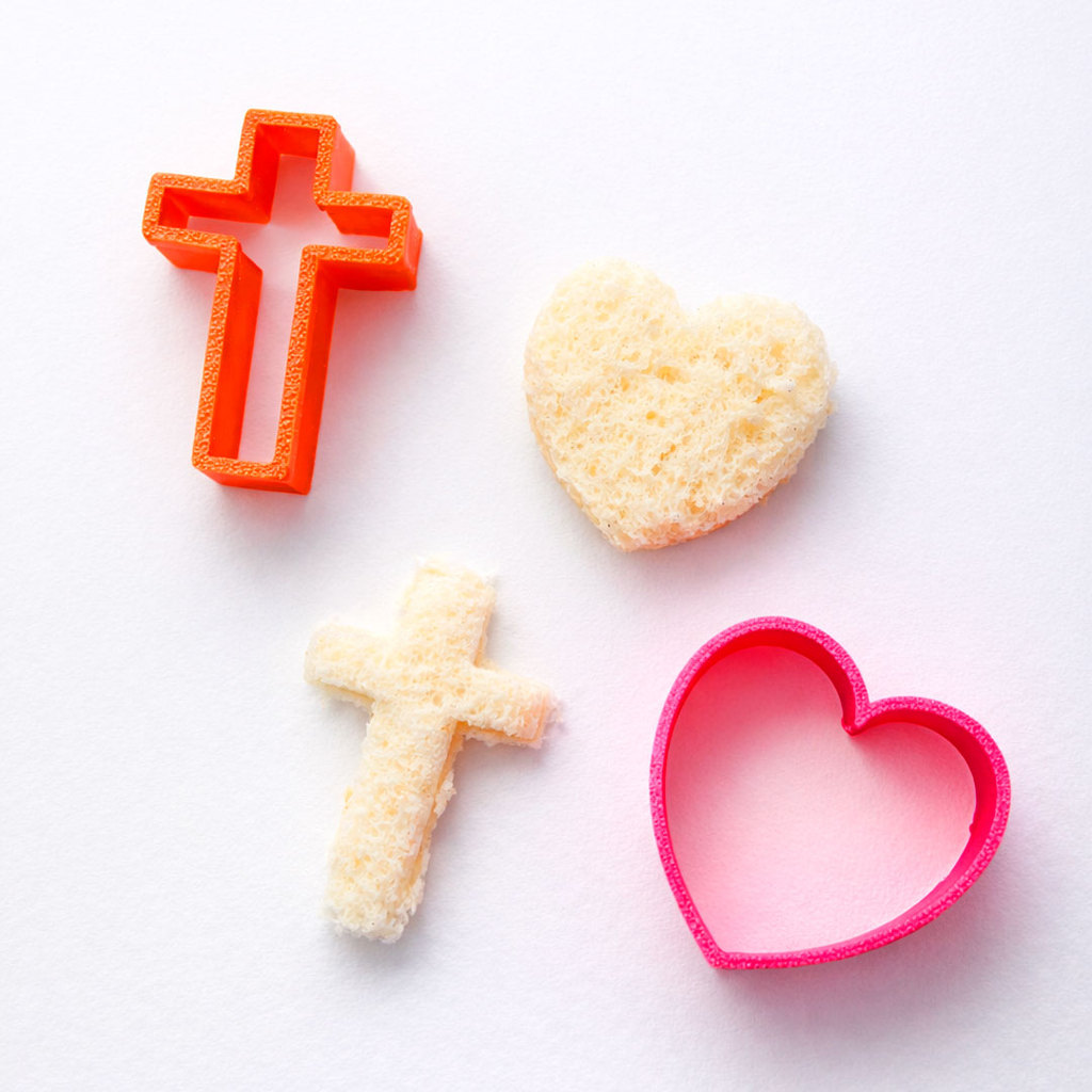 Cortador de pão e molde de biscoito para Páscoa - Kit com 2 Cruz e Coração em Oferta na Shopee