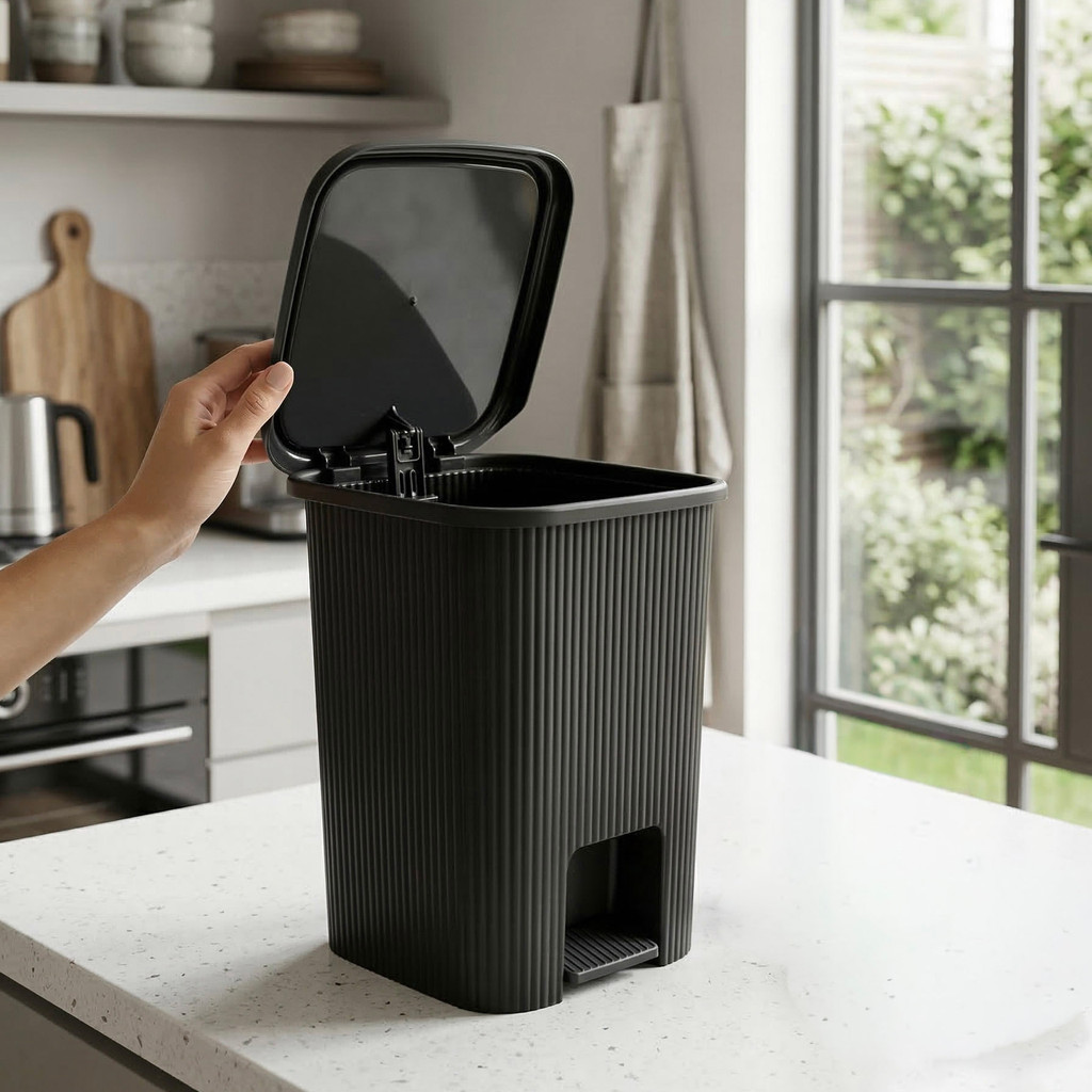Lixeira Com Pedal 7 Litros Automática Classic Preta para Banheiro Cozinha Escritório Quarto Plasútil