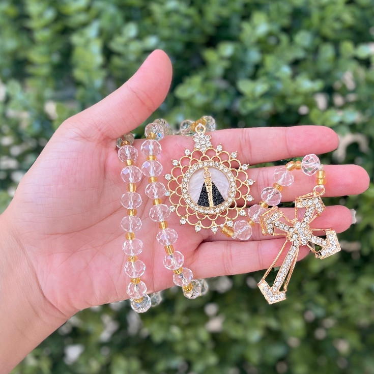 Terço Cristal de Nossa Senhora Aparecida com Detalhes Dourado Luxo Noiva