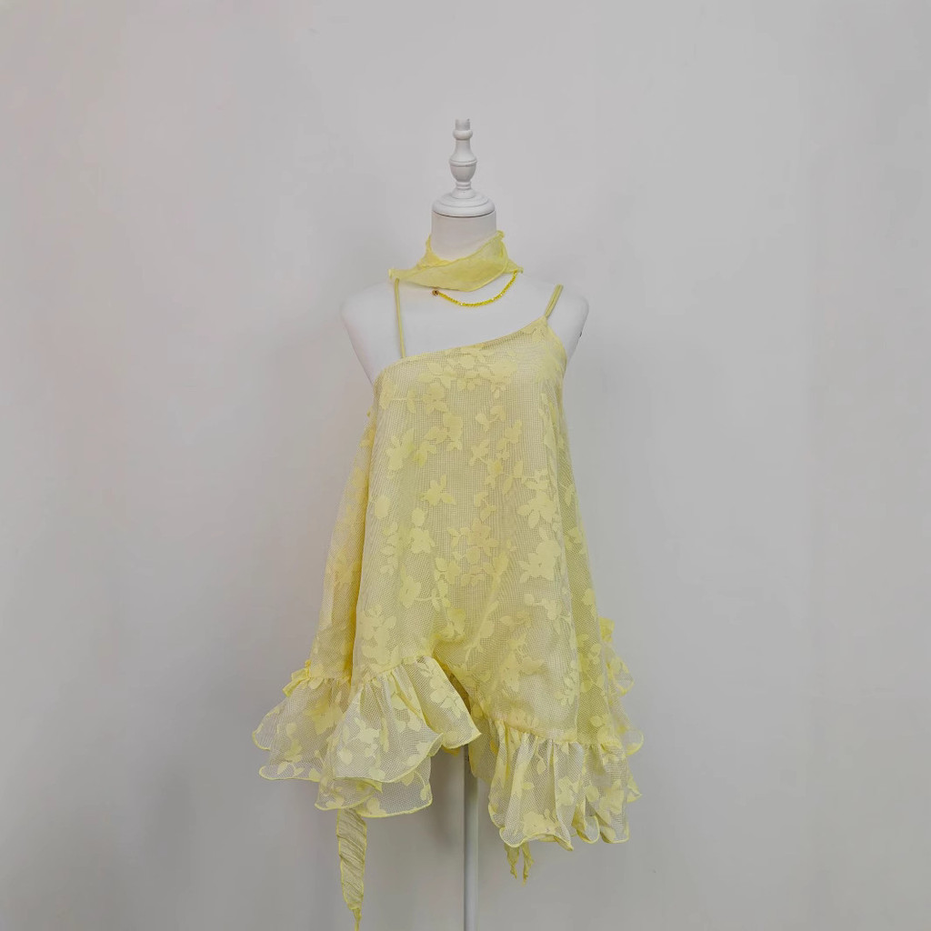 Verão 2025 novo estilo nicho temperamento solto saia curta francês amarelo Irregular Halter pescoço vestido de ombro inc