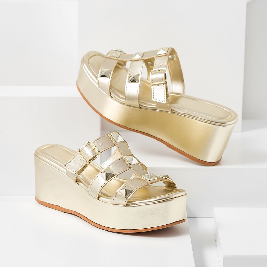 Sandalia feminina Anabela Tamando feminino salto alto plataforma com Apliques Tachas Spikes dourado em Oferta na Shopee