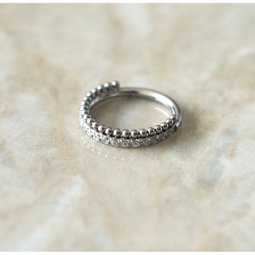 【Brilha】DOT PAVÉ MICRO CLICKER — Piercing Argola Esferas & Zircônias G23 Titânio – Tragus / Hélix / Cartilagem