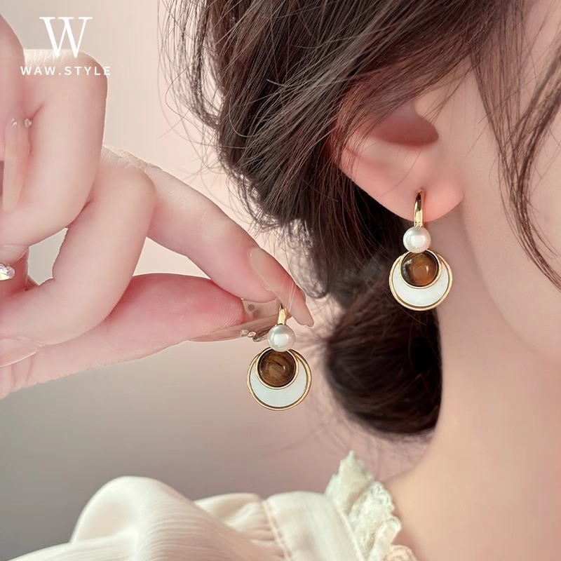 Merad Natural branco Fritillaria pérola brincos feminino tigre olho pedra brincos luz luxo nicho Design elegante orelha 