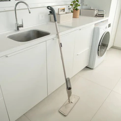 Mop Spray Rodo Esfregão Com Reservatório Água Refil Microfibra Limpeza Piso Linha Flow OU Bege