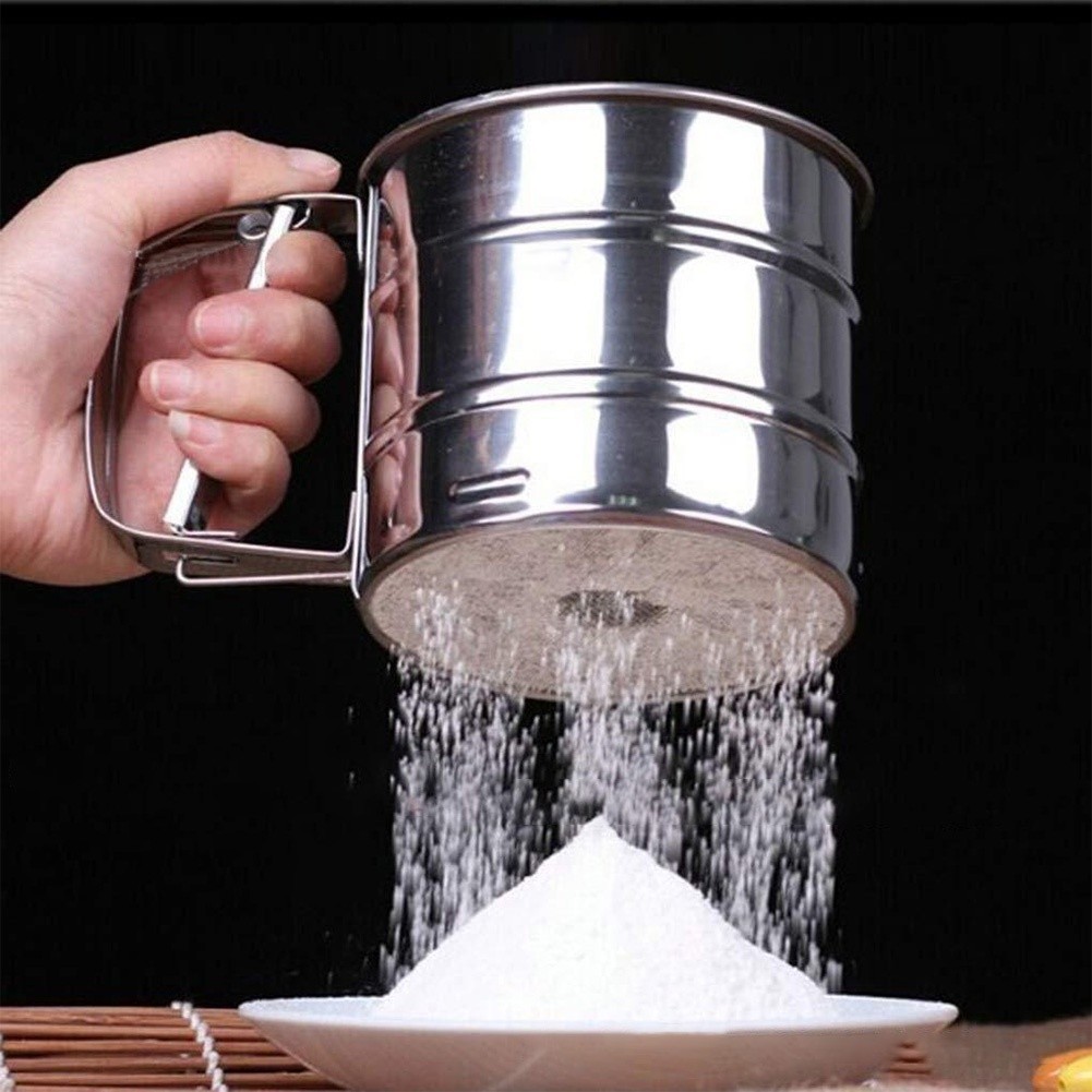 Polvilhador Peneira Caneca com Gatilho Manual Aço Inox Açucar Farinha Tapioca Cozinha Multiuso Y888