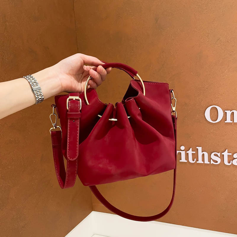 Bolsa Feminina Média de Mão Plissada Luxo Reforçada Estilo Europeu Alça de Metal Premium Vintage Casual Elegante 2026