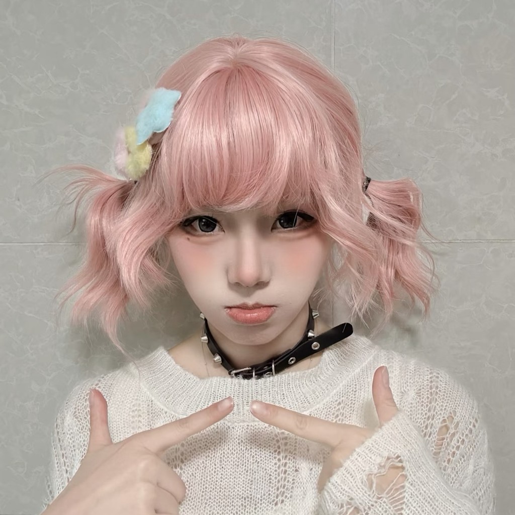 Peruca feminina Qi franja cabelo curto encaracolado luz rosa ovo rolo lolita mesmo estilo atmosfera bonito arnês complet