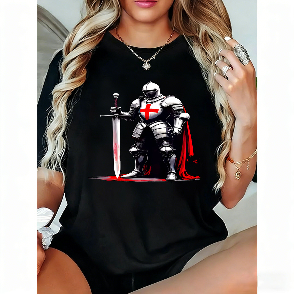 Camiseta Feminina Cavaleiro Medieval Estampa Prateada com Cruz Vermelha Moderna Elegante e Avassaladora Estilo Fantasia