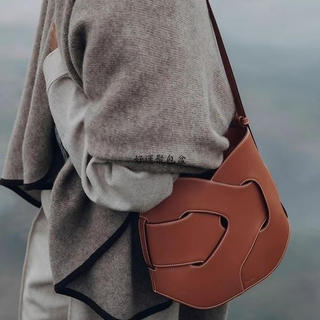 Bolsa de couro genuíno de nicho francês Bolsa geométrica Hobo Bolsa de tecido Bolsa para axilas Bolsa de corrente Bolsa 