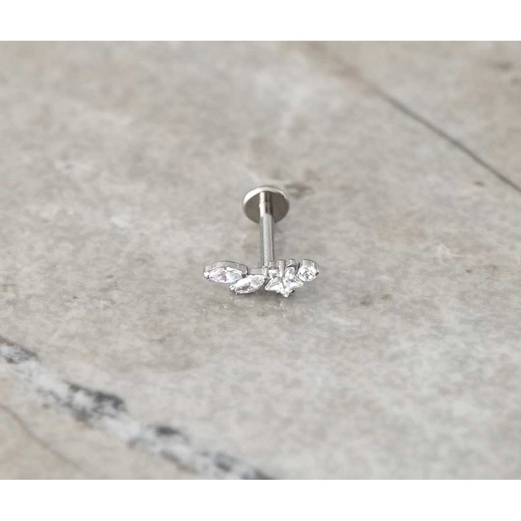 【Brilha】FAN PAVE — Piercing Labret Cluster Cravejado Flat Back G23 Titânio – Hélix / Tragus / Conch / Cartilagem