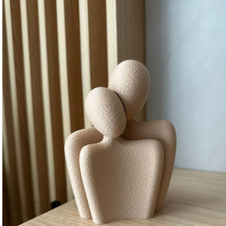 Escultura Casal Abraço Minimalista – Amor, União e Elegância | Decoração Moderna para Sala
