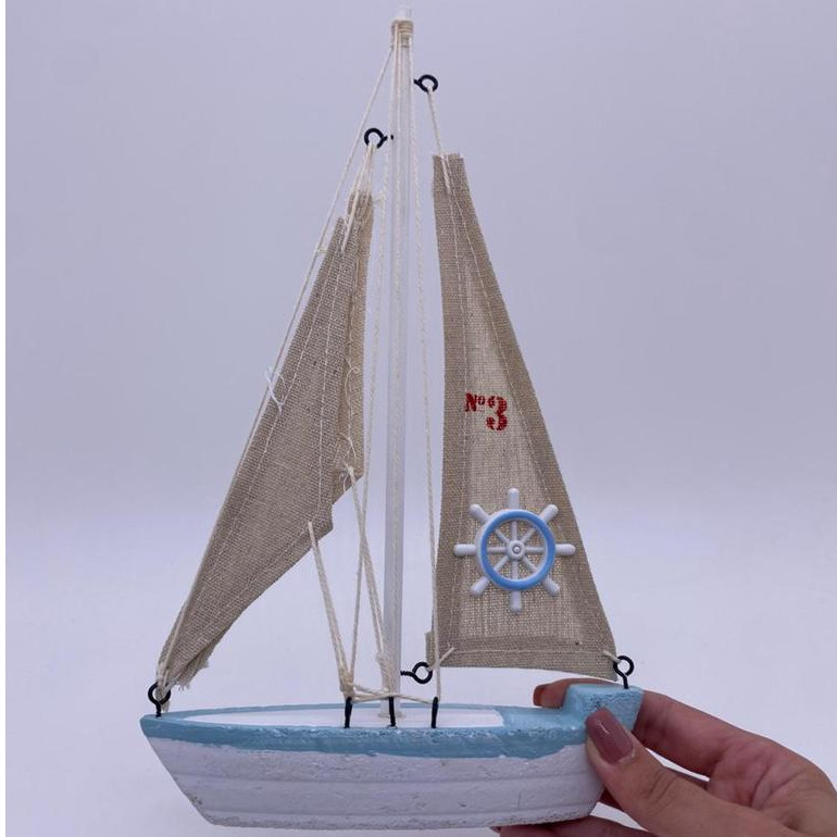 DECORAÇÃO NÁUTICA BARCO A VELA EM RESINA DE MADEIRA 24CM