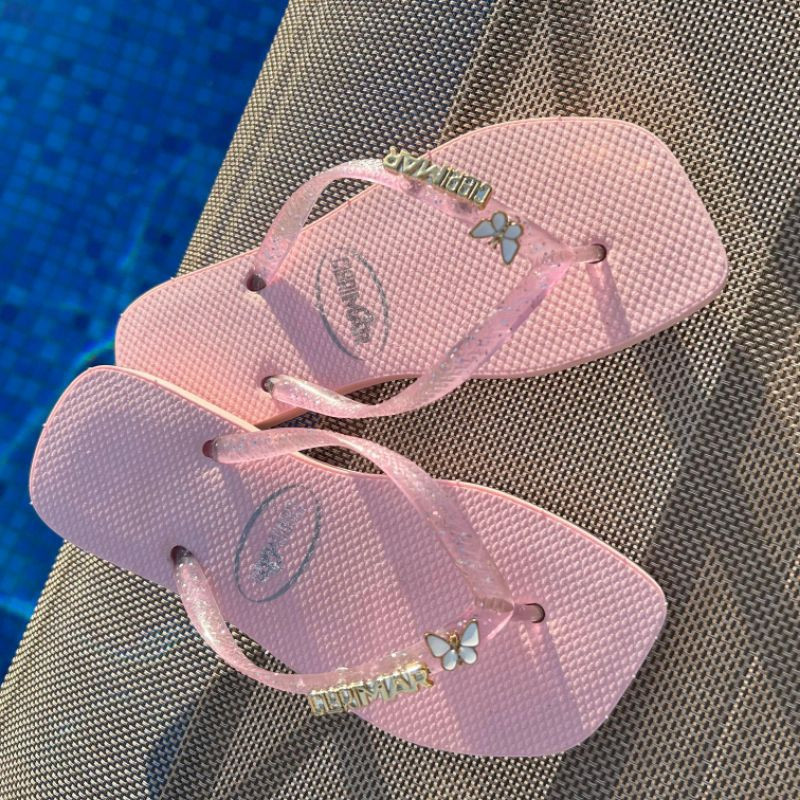 Chinelo feminino com detalhe de borboleta