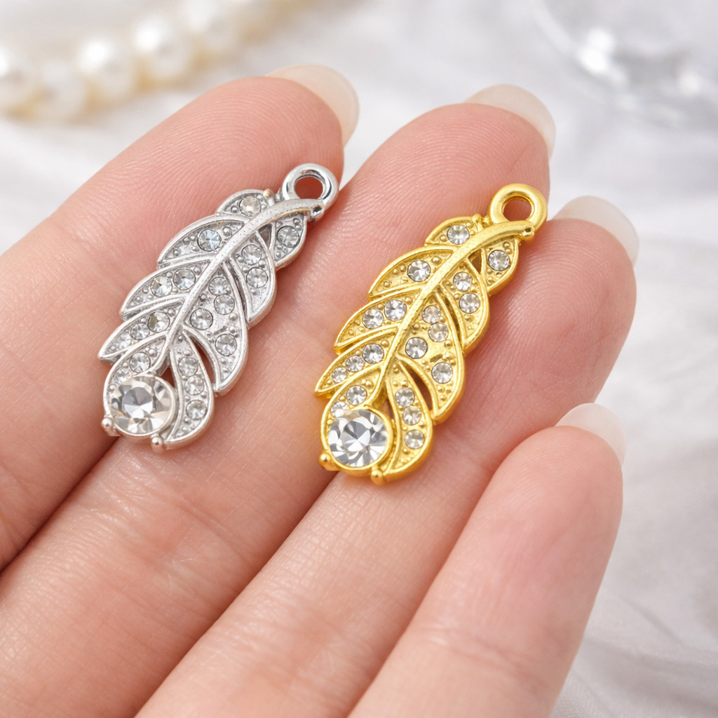 Pingente de Pena com Strass Metal Zamac Dourado/Prata 10/20 Peças