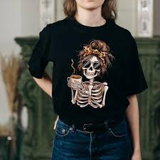 Camiseta Masculina Feminina Oversized Estampa Esqueleto Feminino com Lenço, Óculos de Sol, Bebida e Sinal de Paz