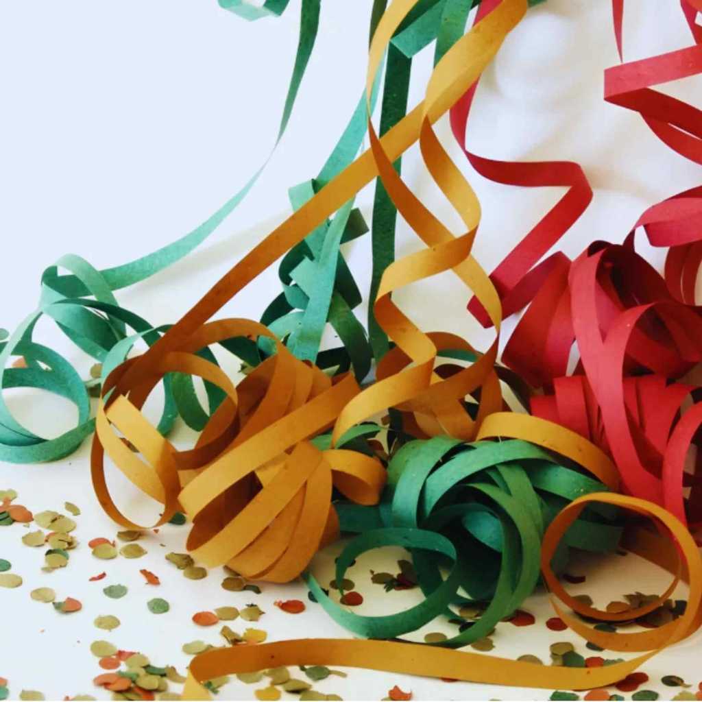 Kit Carnaval Folia Com 5 Serpentinas + 5 Pacotes de Confete 100g