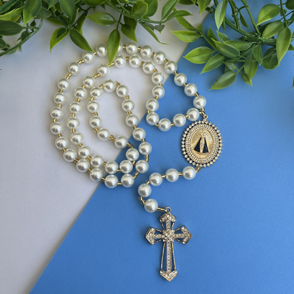 Terço de Noiva em Pérola com Entremeio de Nossa Senhora Aparecida Oval e detalhes em Dourado