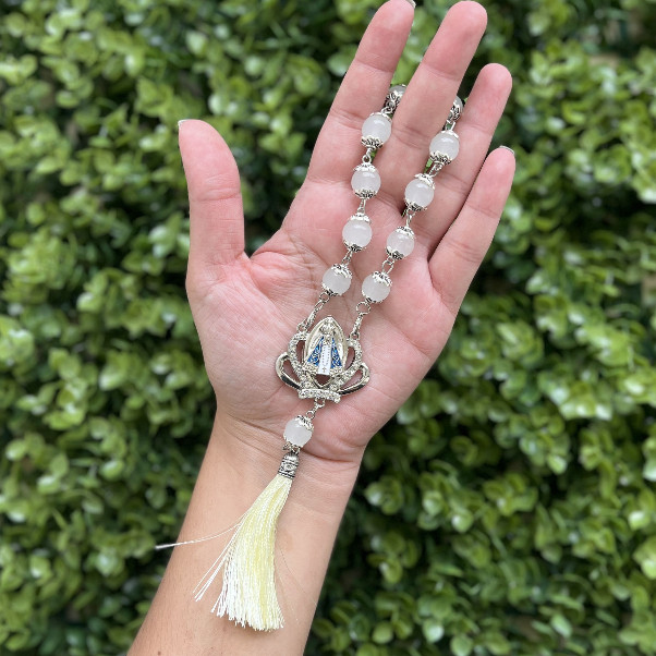 Terço Dezena de Nossa Senhora Aparecida Prata Retrovisor de Carro Com Caixinha Lembrança Luxo Coroa