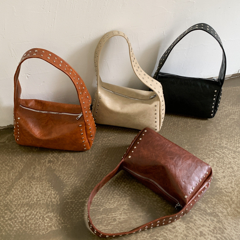 Bolsa de Mão Vintage com Rebites para Mulheres Nova Moda Tendência Bolsa de Ombro Estilo Doce e Legal Sensação de Alta Q