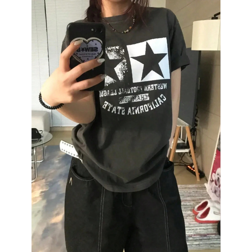 Camiseta Feminina Letras e Estrelas Loose Fit Gola Redonda Estilosa Confortável Moderna Verão