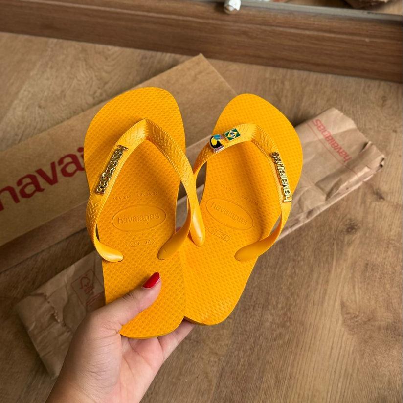 Chinelo Havaianas Top  com Pingente Placa Logo Dourado+Bandeira Brasil+Tucano