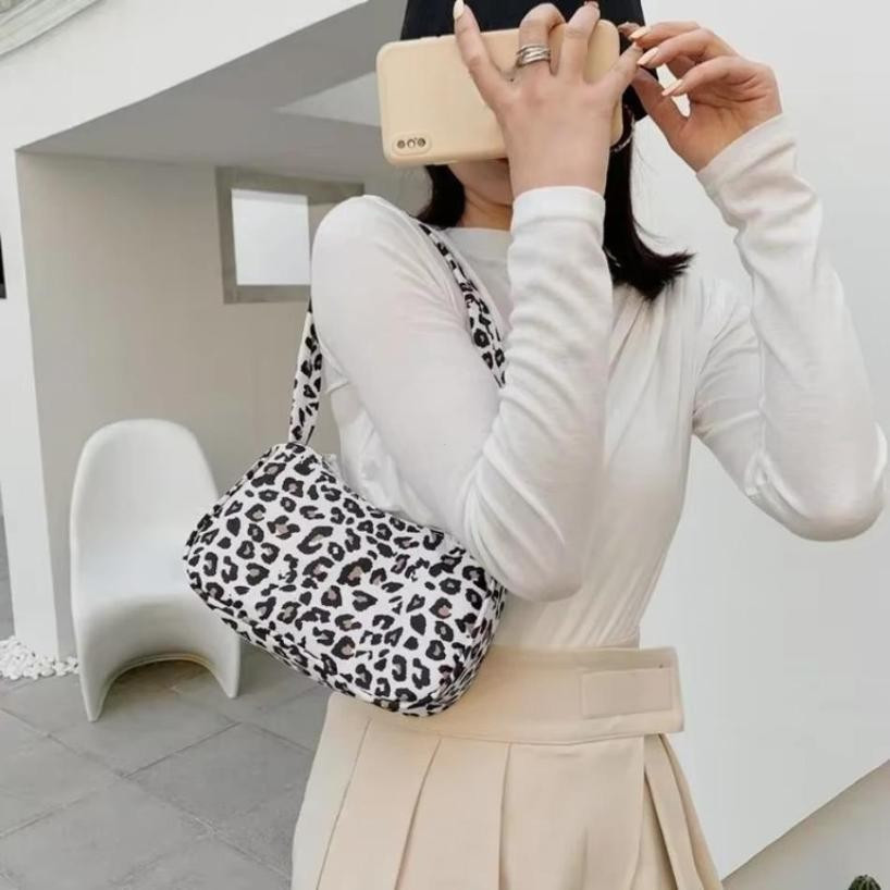 1 Pçs Moda Portátil Um Ombro Axilas Primavera E Verão Nova Bolsa Feminina Na Estilo Ocidental Grande Capacidade Sacola