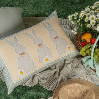 Capa para Almofada de Páscoa Premium - Coelhos com Aplique de Pompom - Amarelo e Verde - 35x55cm - 1 unidade - Rizzo em Oferta na Shopee