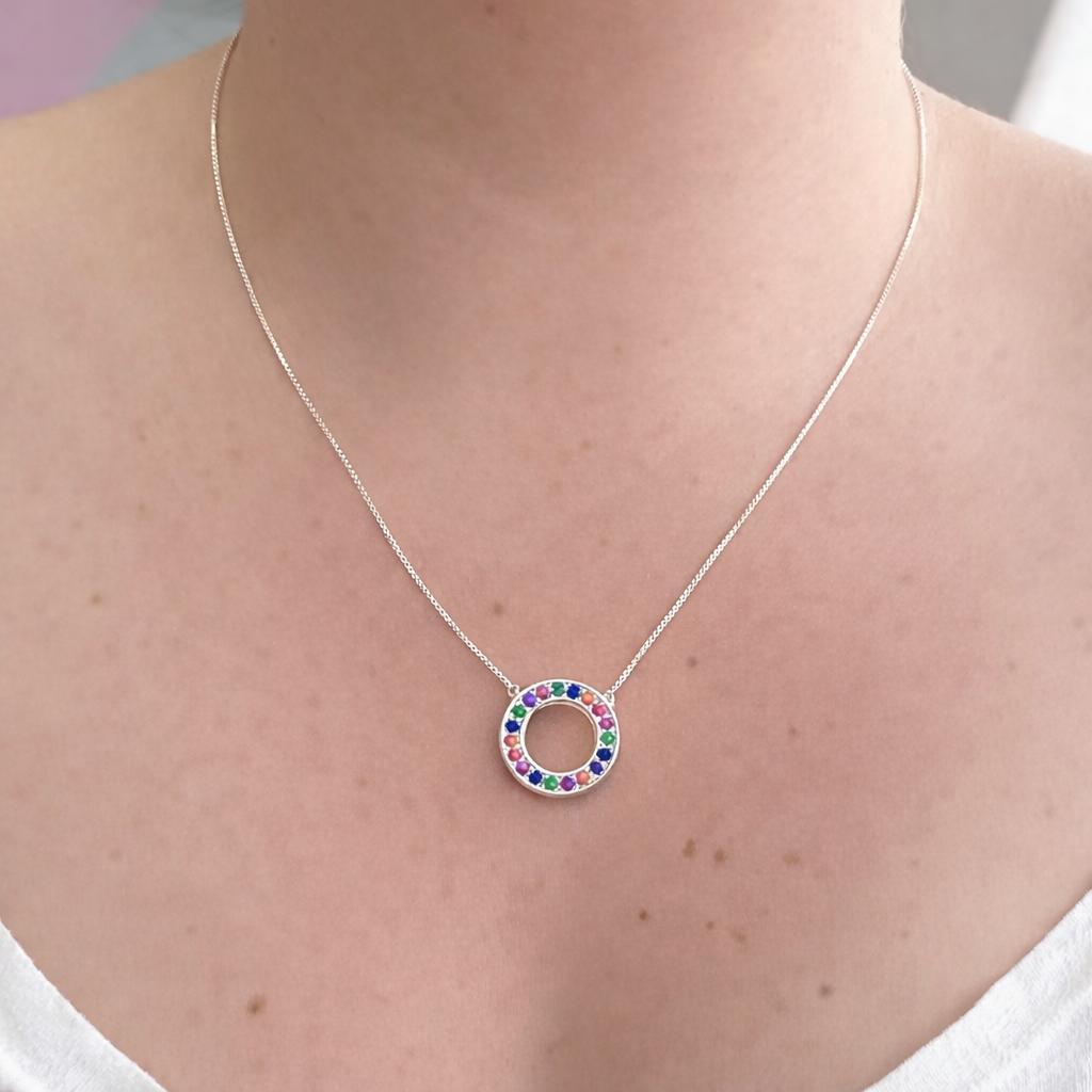 Colar feminino pingente círculo vazado com detalhe brilhante banhado e Prata925