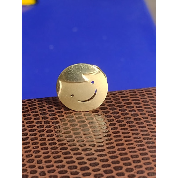 Pingente Boneco Rosto Passador de Cordão atrás Ouro 18 Kilates Peso 2,00 Grama 20 mm
