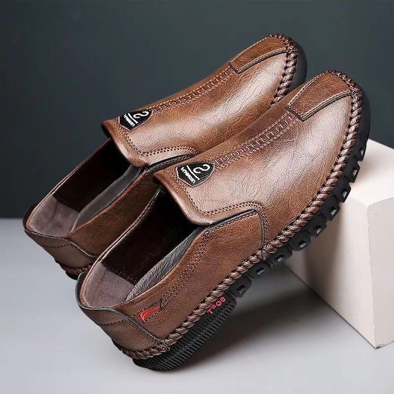Sapatos masculinos verão 2026 novo estilo na moda sapatos de couro masculino de sola macia sapatos de pai de meia-idade