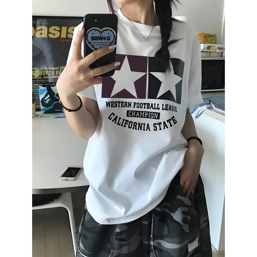 Camiseta Feminina Estampa Y2K Letras Estrelas Azul Vermelho Moderna Estilosa Confortável Verão