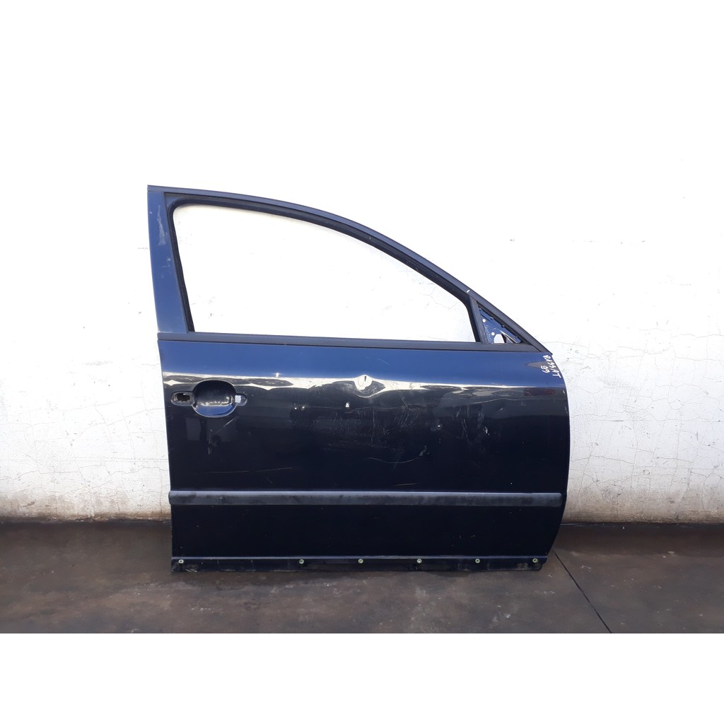 Porta Dianteira Direita Volkswagen Passat 99 com Detalhe Dianteira Direita Preto