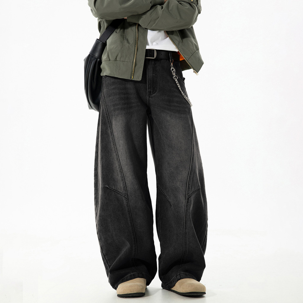 Jeans estruturados, lavados e desgastados, com corte folgado, calças vintage modernas de perna reta.