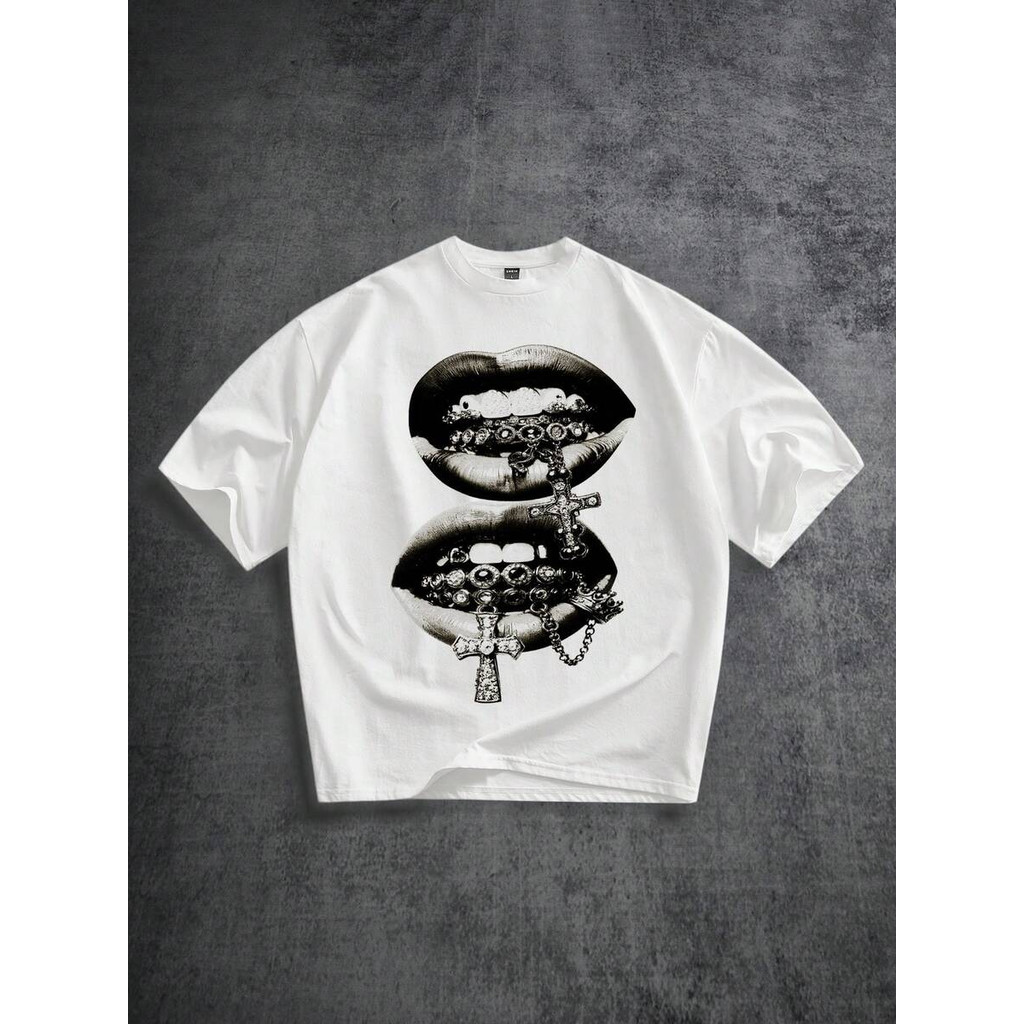 Camiseta Oversized De Manga Curta Branca Com Estampa De Lábios Desgastados Cinza , Strass E Cruz, Streetwear