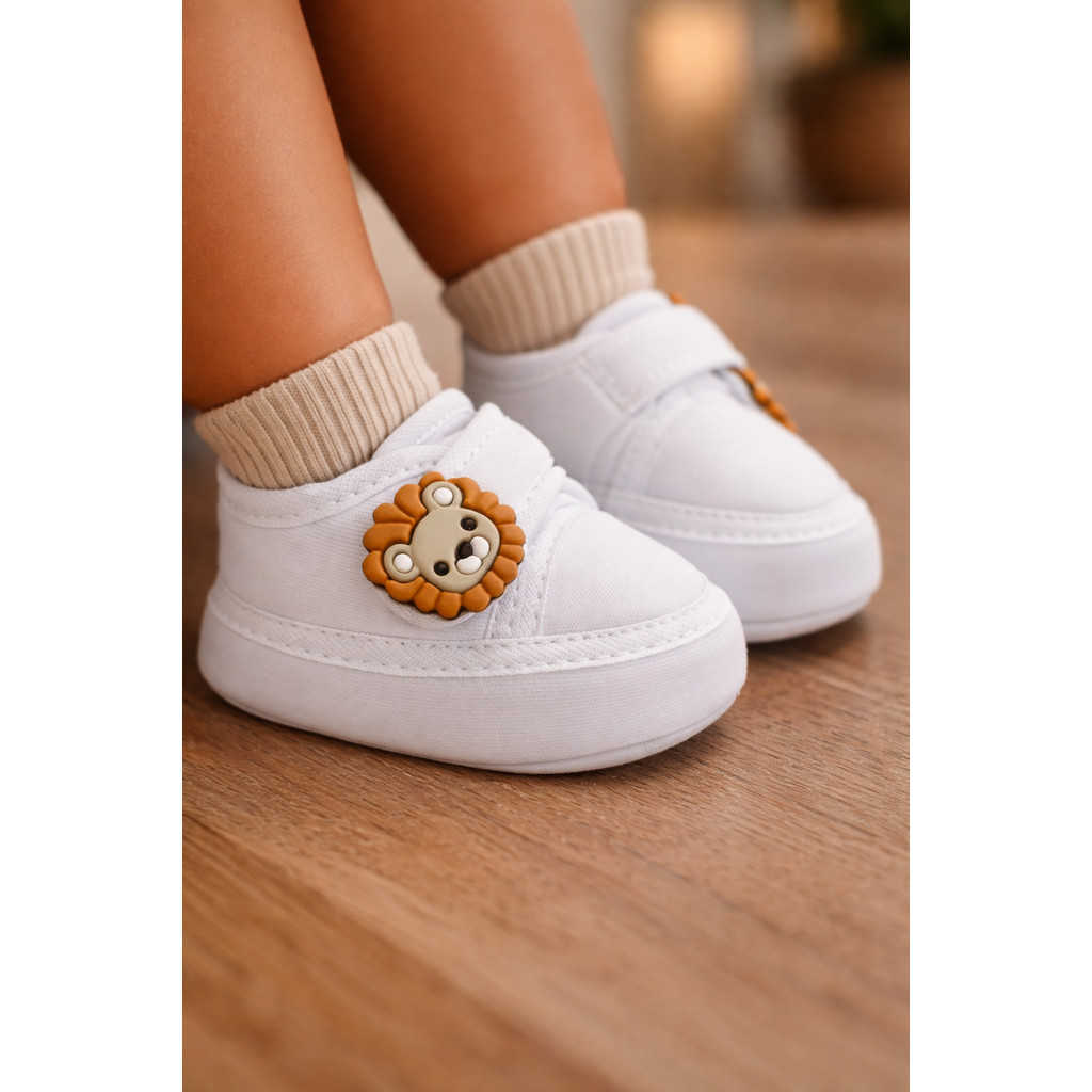 Sapatinho Tecido Bebê Enfeite Leaozinho com Fechamento Facil Cores Lindas Ideal Batizado